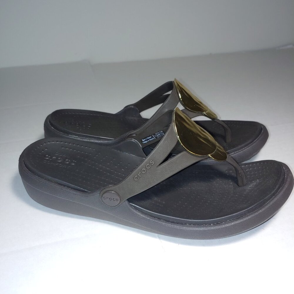 Crocs Dual Comfort Gold Tone Medallion Black Wedge Flip Flop Sandals Sz 10